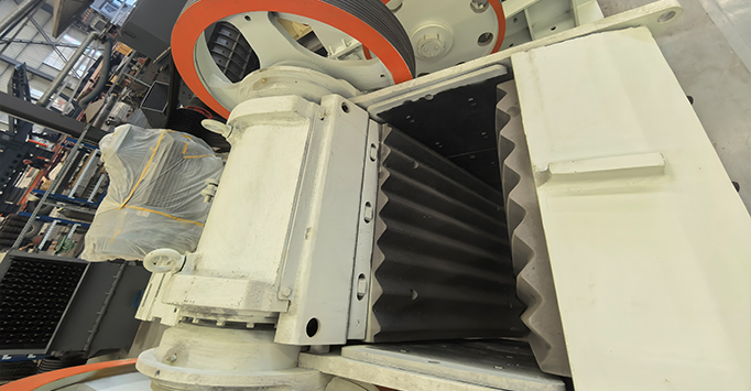 El motor hace girar el eje excéntrico mediante una polea