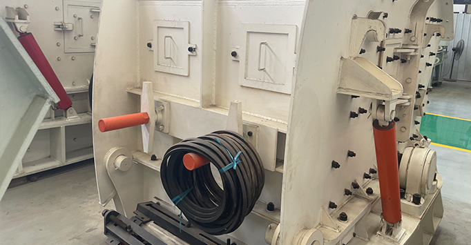 Los trituradores por impacto trituran los materiales mediante un impacto de alta velocidad. 