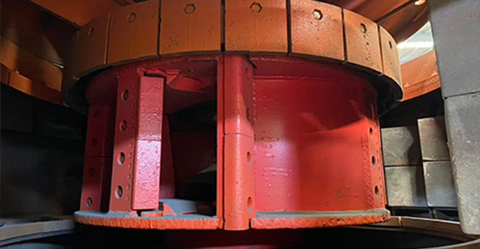 El material entra por la entrada de alimentación y cae en la hélice rotatoria de alta velocidad.