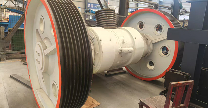 El motor hace girar el eje excéntrico.